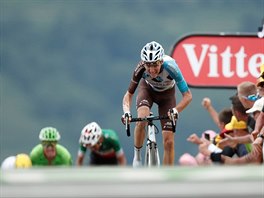 Romain Bardet lape za vtzstvm ve dvanct etap Tour de France. Za nm v...