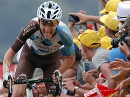 Romain Bardet unik soupem ve dvanct etap Tour de France.