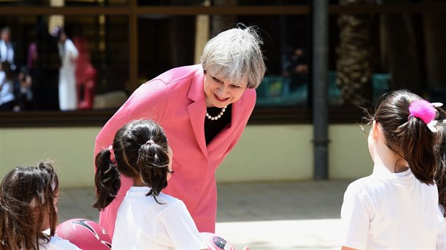 Britsk premirka Theresa Mayov na trninku basketbalu v Rijdu. (11.7. 2017)