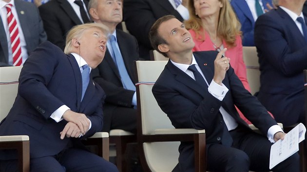Americk prezident Donald Trump se spolu se svm francouzskm protjkem v Pai astnili oslav Dne Bastilly. (14.7. 2017)