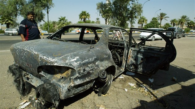 Vrak vozu na nmst v Bagddu, kde toili zamstnanci firmy Blackwater. (18. 9. 2007)