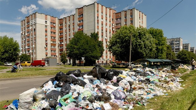 V ulicch ukrajinskho Lvova se hromad odpadky. Hlavn skldka za mstem je pes rok zaven (21. ervna 2017)