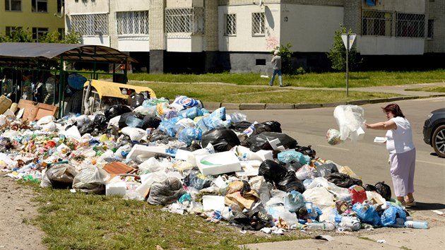 V ulicch ukrajinskho Lvova se hromad odpadky. Hlavn skldka za mstem je pe rok zaven (21. ervna 2017)