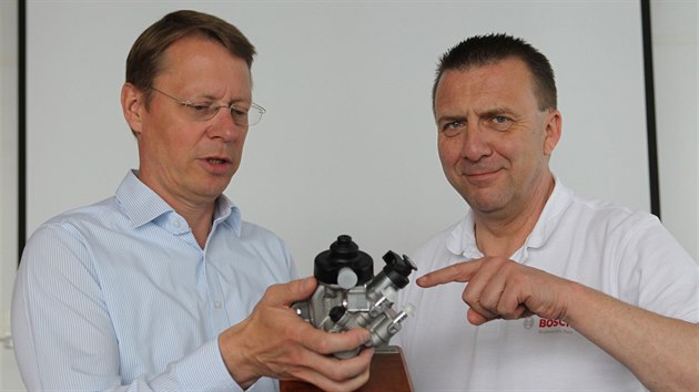 Stefan Hamelmann (vlevo) je v jihlavsk firm Bosch Diesel technickm editelem, Ralph Carle d obchod. V tomto roce podnik vyrbjc erpadla a dal dly pro dieselov motory roste. Objem vroby by se ml letos zvit piblin o 14 procent.