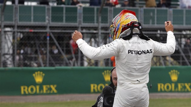 NEJRYCHLEJ. Lewis Hamilton ovldl kvalifikaci Velk ceny Britnie a z vozu radostn vyskoil.