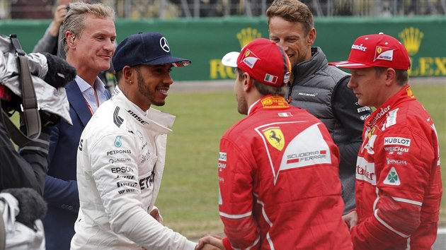 GRATULUJEME. Lewis Hamilton (vlevo) z Mercedesu ovldl kvalifikaci na Velkou cenu Britnie a pijm gratulace od soupe z Ferrari. Rukou mu tese Sebastian Vettel, vpravo je Kimi Rikknen.