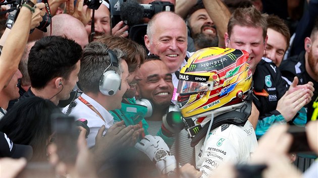 Lewis Hamilton (v helm) slav vhru ve Velk cen Britnie i se svm bratrem Nicolasem.