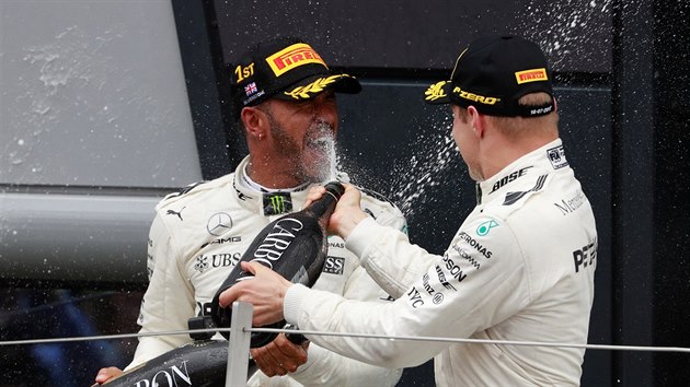 CHUTN? Lewis Hamilton a Valtteri Botas (vpravo) po Velk cen Britnie.