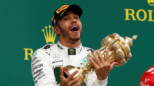 TA JE KRSN. Lewis Hamilton s trofej pro vtze Velk ceny Britnie.