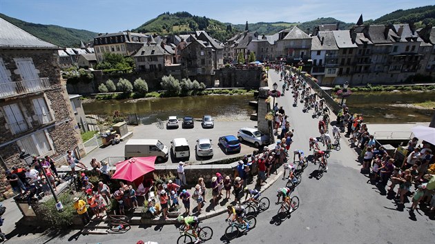 Momentka z patnct etapy Tour de France.