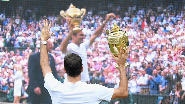 KRL WIMBLEDONU. Roger Federer slavn turnaj vyhrl u poosm.