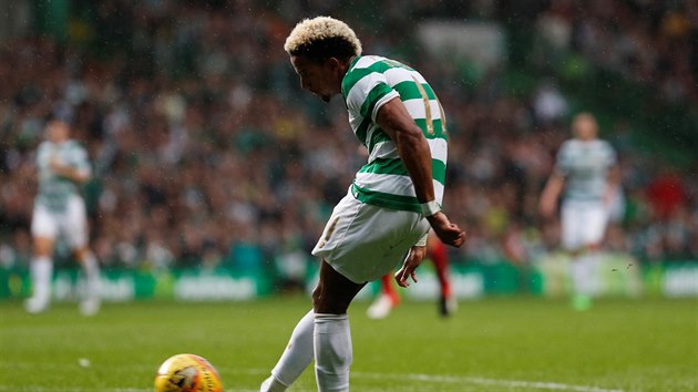 Scott Sinclair z Celtiku zakonuje v utkn s Linfieldem.