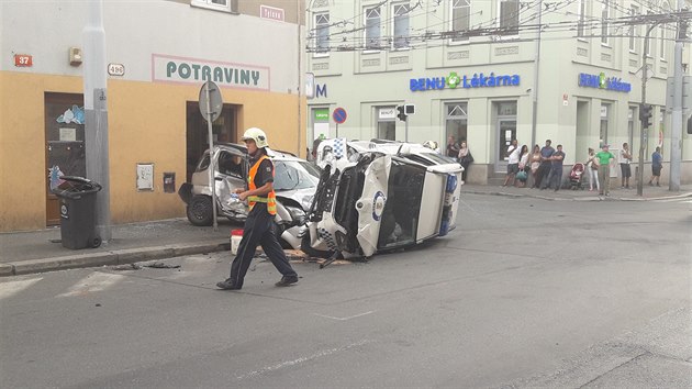 Neslyc ena v Plzni narazila do vozu mstsk policie jedoucho k zsahu. (10. 7. 2017)