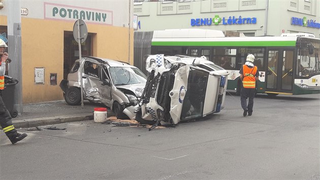 Neslyc ena v Plzni narazila do vozu mstsk policie jedoucho k zsahu. (10. 7. 2017)