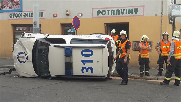 Neslyc ena v Plzni narazila do vozu mstsk policie jedoucho k zsahu. (10. 7. 2017)