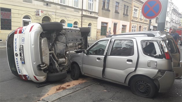 Neslyc ena v Plzni narazila do vozu mstsk policie jedoucho k zsahu. (10. 7. 2017)