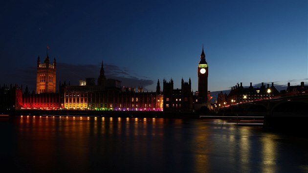 Londnsk parlament se bhem festivalu Pride zabarvil do duhovch barev (8. ervence 2017)