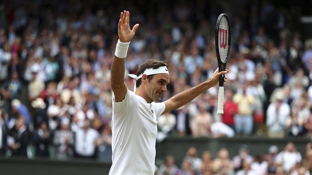POJEDENCT. Roger Federer zdrav divky pi finle WImbledonu.