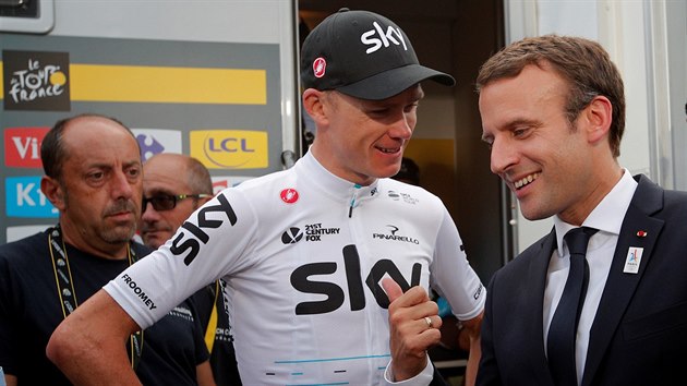 Chris Froome v hovoru s francouzskm prezidentem Emmanuelem Macronem po 17. etap Tour.