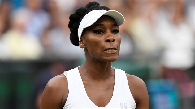 ZAUJET. Venus Williamsov se koncentruje bhem finle WImbledonu s Garbie Muguruzaovou.