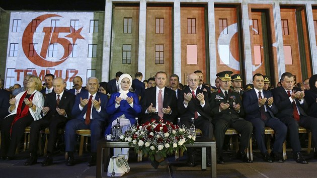 Erdogan ped  sobotnm projevem v Istanbulu (15. ervence 2017)