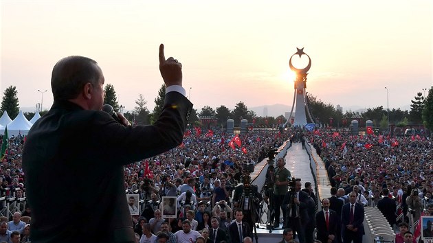 Erdogan promlouv k lidem v Istanbulu (15. ervence 2017)