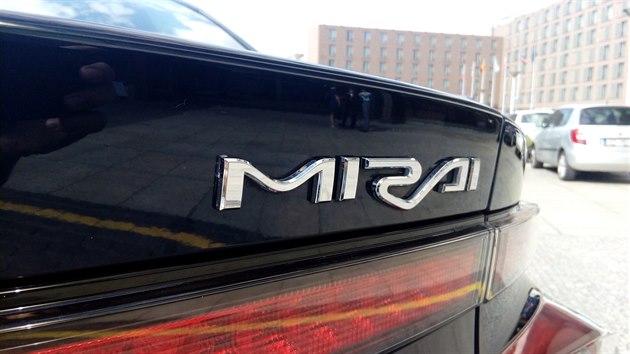 Toyota Mirai je prvn sriov vyrbn automobil na vodk, kter se d koupit.