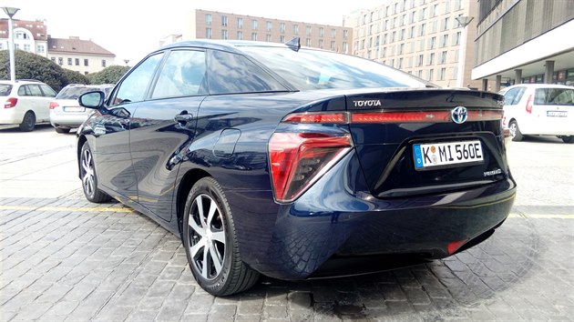 Toyota Mirai je prvn sriov vyrbn automobil na vodk, kter se d koupit. Ta louika pod zadnm nraznkem je ist voda, kter tee z vfuku.