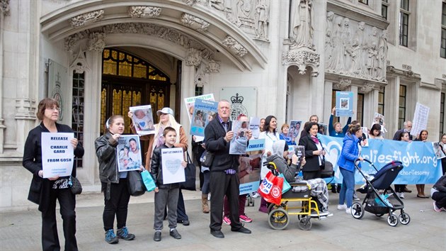 Protestujc ped britskm soudem rozhodujcm o ppadu Charlieho Garda