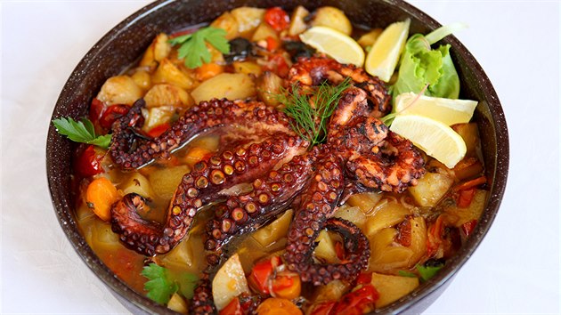 Jedna zpardnch chorvatskch delikates: chobotnice pipraven pod pekou