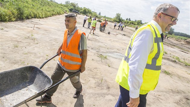 Archeologick przkum v Rokytn pod budouc silnic D35. Na snmku ministr dopravy Dan ok.