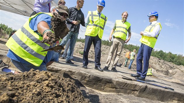 Archeologick przkum v Rokytn pod budouc silnic D35. Na snmku vpravo ministr dopravy Dan ok.