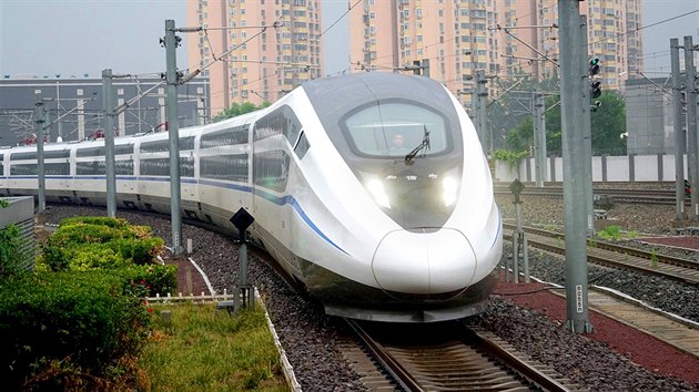 nsk rychlovlak D312 jezd na trati mezi Pekingem a anghaj.