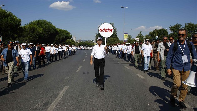Posledn sek svho pochodu spravedlnosti el ldr tureck opozin strany CHP Kemal Kilicdaroglu sm. (9. ervence 2017)