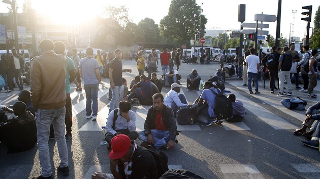 Migranti v Paíi ekají, a je francouzské úady evakuují z improvizovaného...