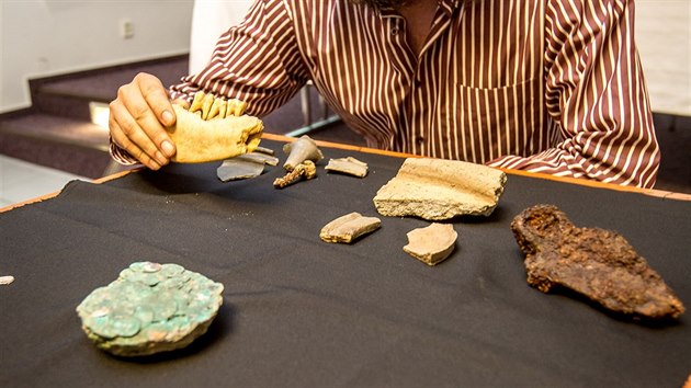 V Kuei se krom minc naly i zlomky keramickch ndob, zvec kosti a nkolik kovovch nstroj.