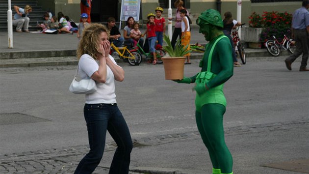 Performer Adrian Schvarzstein jako Greenman