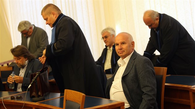 Bval tajemnk znojemskho mstskho adu Vladimr Krej (v poped) za pijet platku dostal od Krajskho soudu v Brn podmnn trest na dva roky a tvrtmilionovou pokutu.