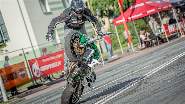 Osmadvacetiletý Adam „Special“ Peschel se stuntridingu, neboli kaskadérství na motorce, věnuje už jedenáct let. Pouze na zadním kole zvládl projet i celý brněnský Masarykův okruh.