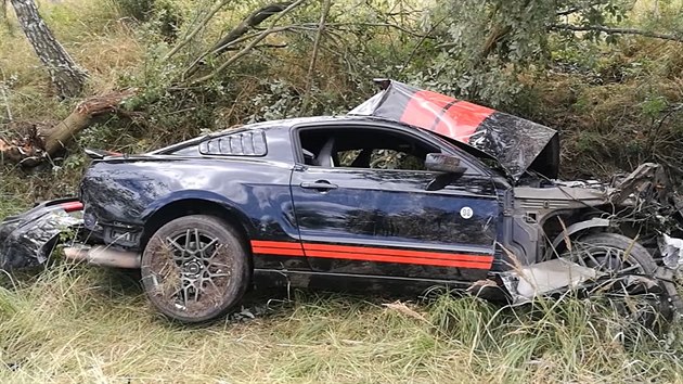 Nehoda automobilu Ford Mustang nedaleko Borku u Prahy (15. 7. 2017)