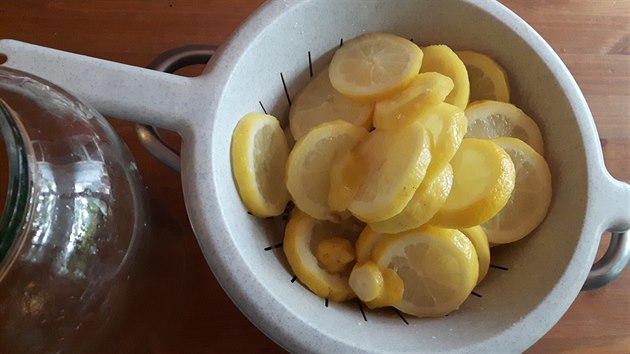Cel citrony na den ponote do vody, pak je pokrjte na koleka (ta zbavte jadrek). Ta nechte met ve 2 litrech studen pevaen vody ti dny. Ideln v chladu. 