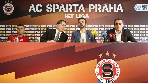 Fotbalov Sparta devt dn ped zatkem nov sezony otevela dvee veejnosti. Nejprve trenr Andrea Stramaccioni, klubov editel Adam Kotalk i kapitn David Lafata odpovdali mdim. Pak si na Letn cel mustvo zatrnovalo ped dvma tiscovkami zvdavch fanouk. 