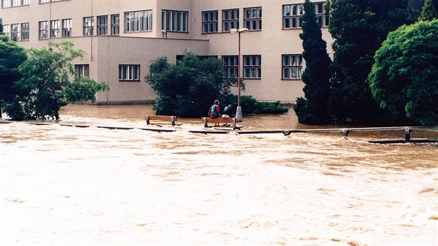 Voda se v roce 1997 dostala k pilehl kole, kterou v souasnosti ji chrn protipovodov ze.
