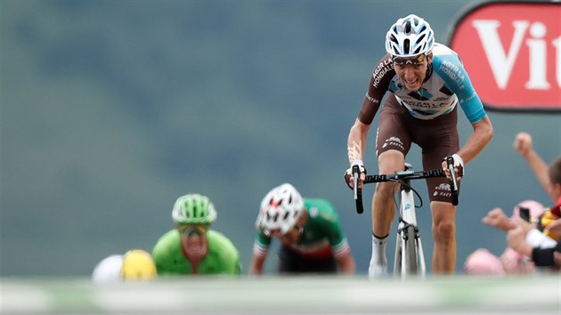 Romain Bardet slav vtzstv ve dvanct etap Tour de France. Za nm v dresu italskho mistra sup do cle za lutm dresem Fabio Aru.