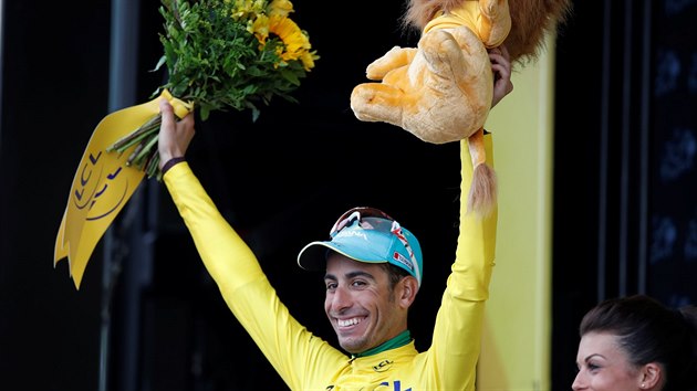 VE LUTM. Fabio Aru poprv v karie vede slavnou Tour de France.
