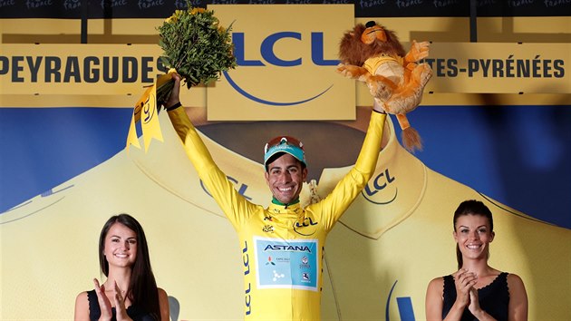POPRV VE LUTM. Fabio Aru ve dvanct etap Tour ujel Chrisi Froomovi a poprv se na Tour de France oblk do lutho.