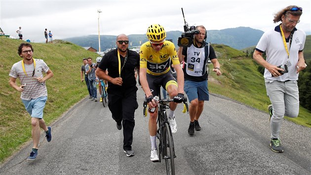 CO SE STALO, CHRISI? Chris Froome ve dvanct etap ztratil lut dres na Tour.