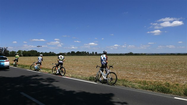 PAUZA. Cyklist si bhem trnct etapy stihli i odskoit. pln vpravo tet mu prbnho poad Romain Bardet.