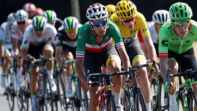 JEDEME! Zleva Fabio Aru, Chris Froome a Rigoberto Uran bhem estnct etapy Tour de France.