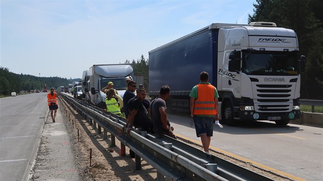 Nehoda t dodvek ve stedu dopoledne tm na ti hodiny zastavila provoz na dlnici D1 u Velkho Beranova ve smru na Prahu.